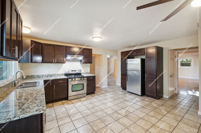 Foto del edificio - Rare Rental Opportunity: 4-Bedroom, 2.5-Ba...