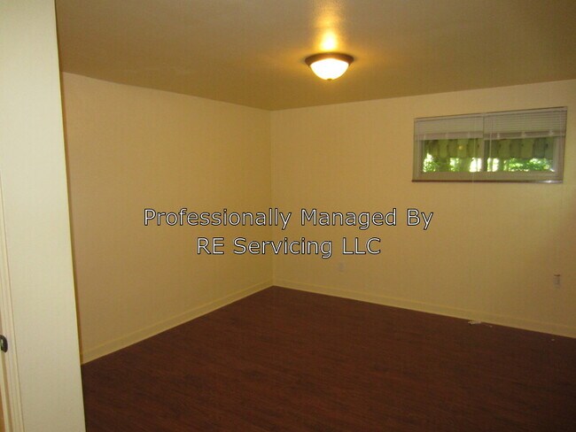 Building Photo - 979 Laurel Ave