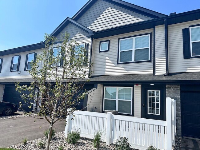 Building Photo - 5277 Long Pointe Pass