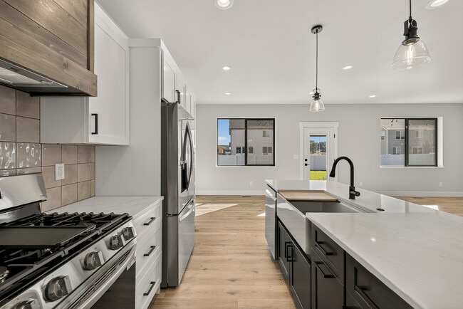 Building Photo - 551 S Teton Ave