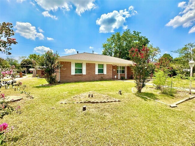 Foto del edificio - 5803 Effingham Dr