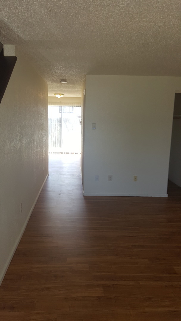 Foto del edificio - Lovely 2 Bedroom 1.5 Bath 2-Story Townhome...