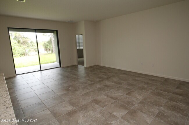 Foto del edificio - 896 Old Country Rd S E