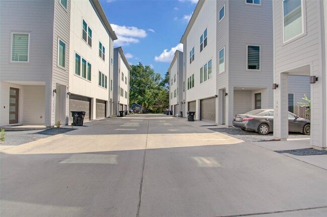 Building Photo - 4810 Martin Oaks Ln