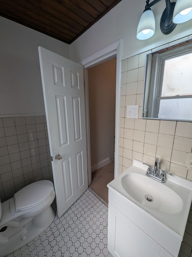 Building Photo - Beautiful Home - Bridesburg