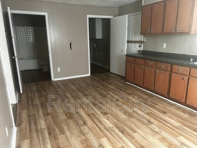 Building Photo - 206 Robins St