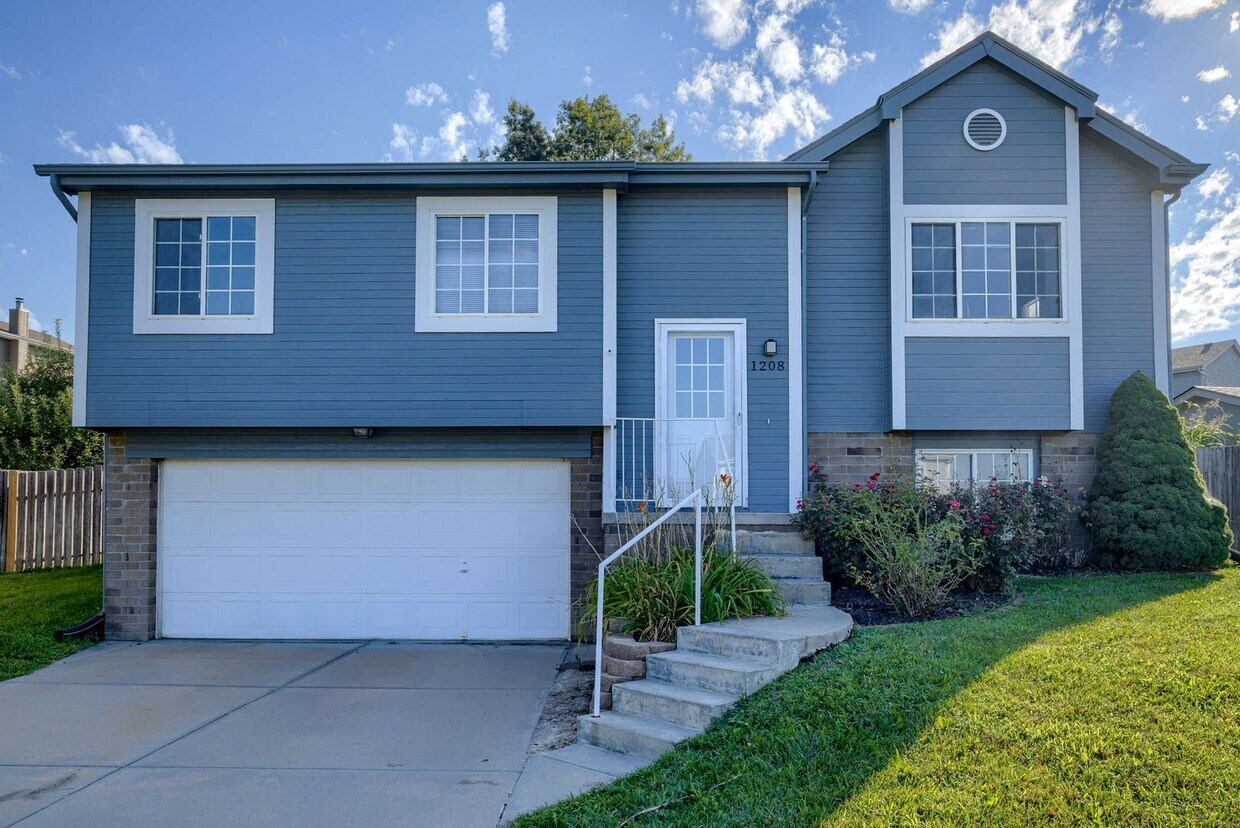 Open Layout & Great Papillion Location!! - Open Layout & Great Papillion Location!!