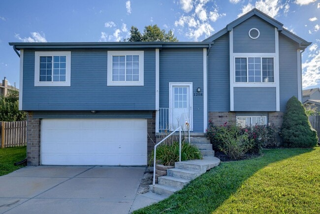 Open Layout & Great Papillion Location!! - Open Layout & Great Papillion Location!! House