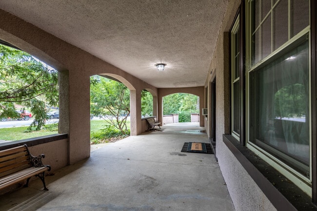 Porche delantero - 4412 Erie Ave