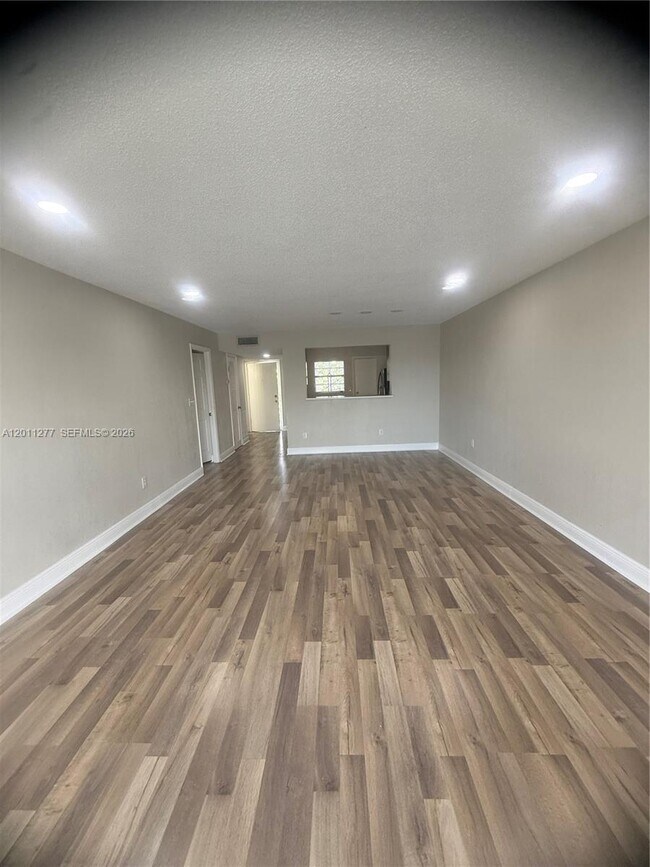 Foto del edificio - 879 NE 195th St