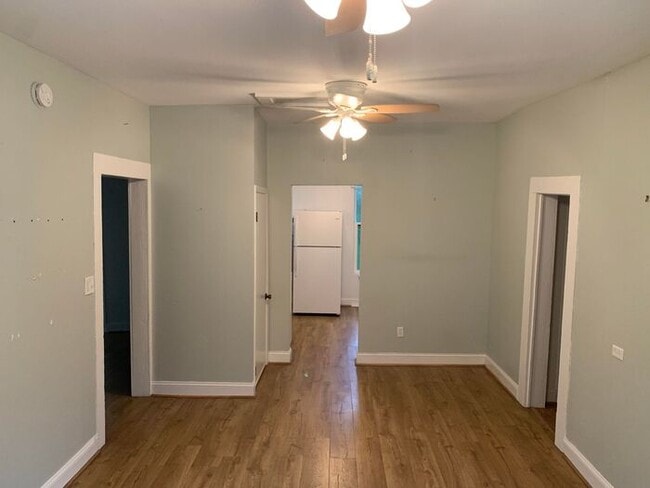 Building Photo - 1 bedroom Historic Cottage half Block from...
