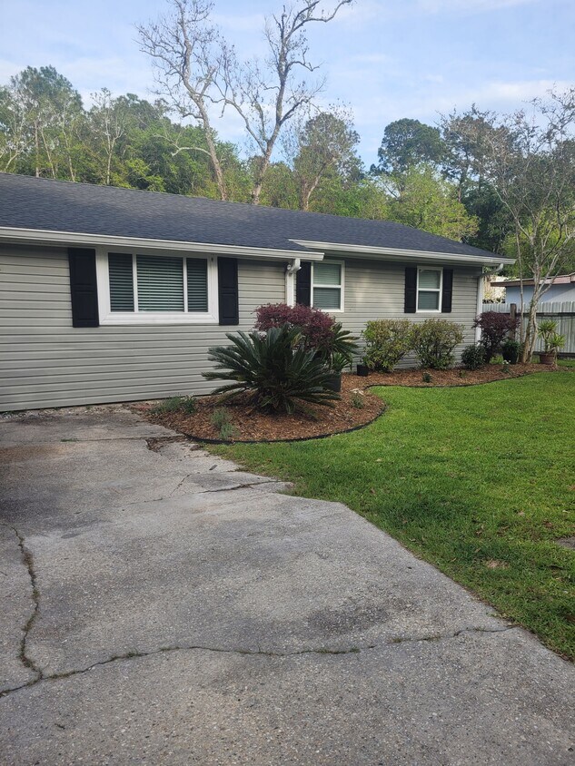 Primary Photo - 214 Maplewood Dr