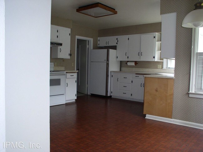 Building Photo - 2 br, 1 bath House - 2090 Fairway Loop