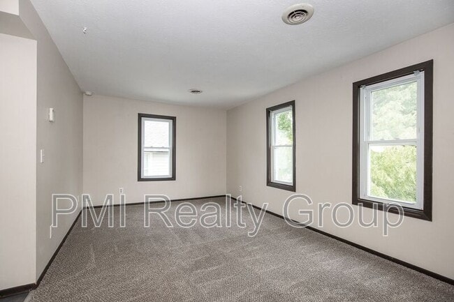 Building Photo - 346 Eagle St