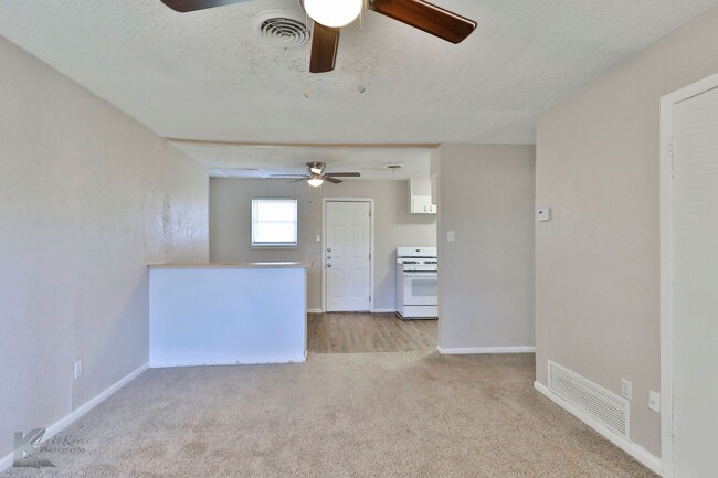 Building Photo - 3 bed, 1 bath, 1 car garage!