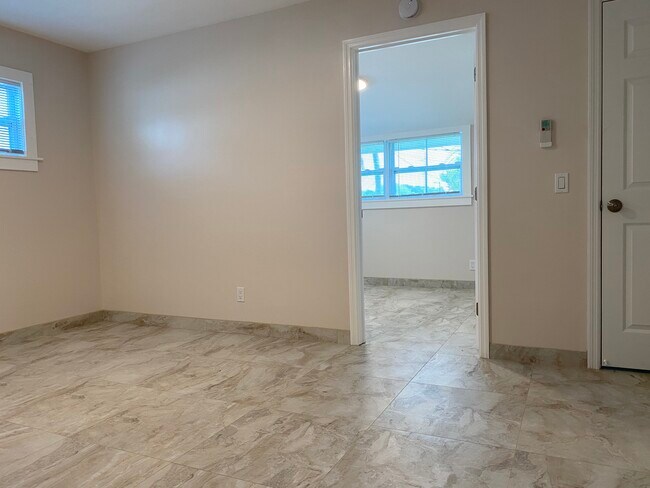 From bath to bedroom 2 - 1304 Grinnell St