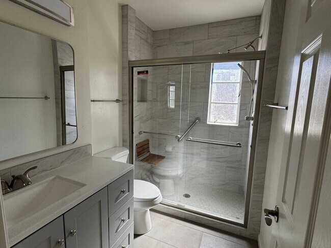 Foto del edificio - 1731 E 9th St