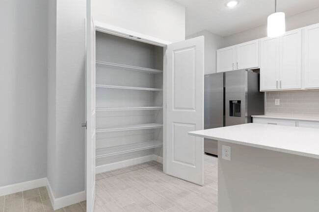 Foto del edificio - New Modern 4-Bedroom Home with In-Law Suite & Flex Room on Corner Lot
