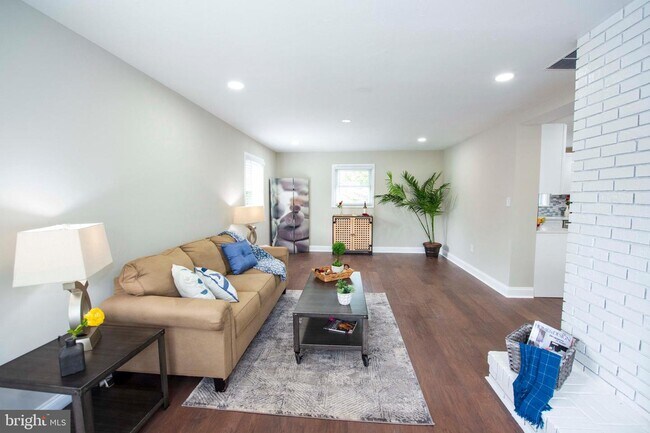 Building Photo - 308 Heyse Ct