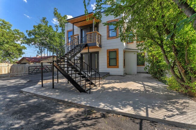 Foto del edificio - 1505 W WOODLAWN: GORGEOUS BRAND NEW MODERN...