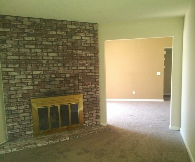 Foto del edificio - 5900 Moss Creek Cir
