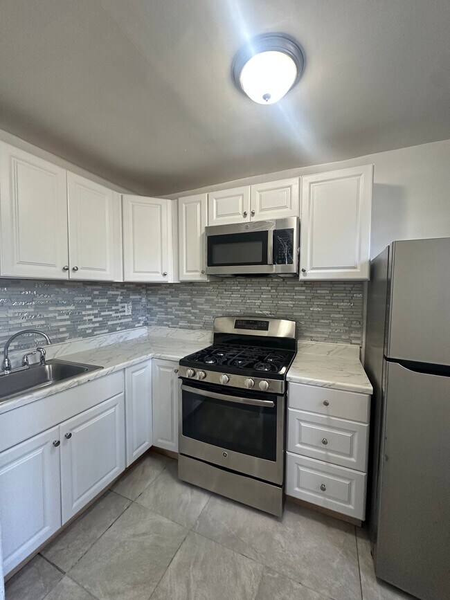 Foto del edificio - 4037 Cedardale Rd