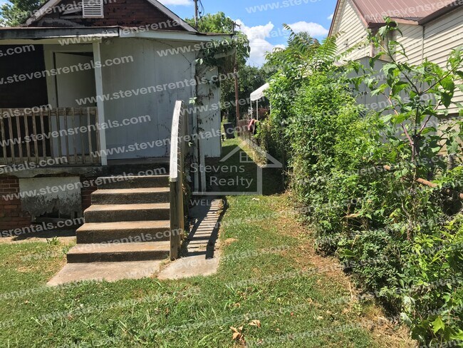 Foto del edificio - 2438 Brown Ave