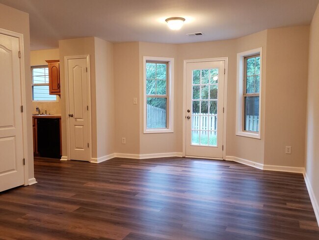 Building Photo - 2BR Townhouse in Canton