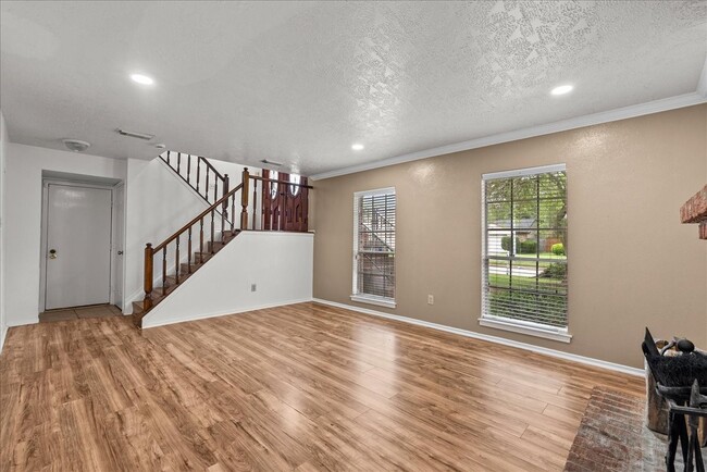 Building Photo - 430 Redway Ln