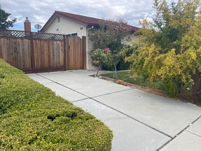 Building Photo - 792 Los Olivos Dr