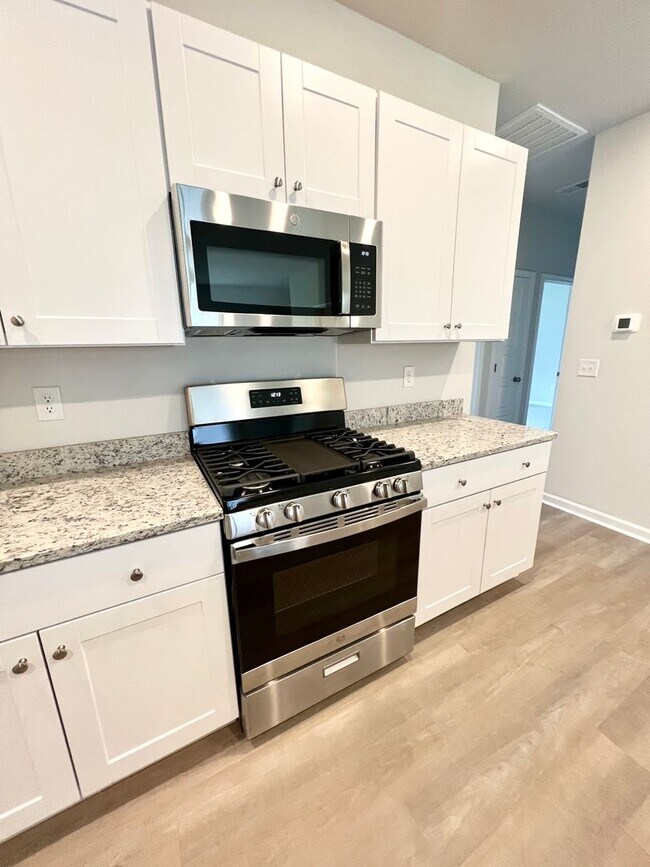 Building Photo - FOUR Bedrooms! SUPREME location! Move in ready!