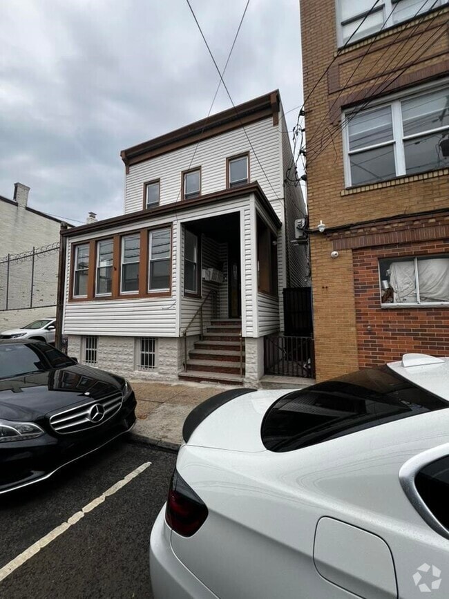 Building Photo - 600 67th St