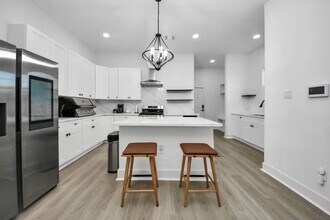 Building Photo - 6747 Peerless St