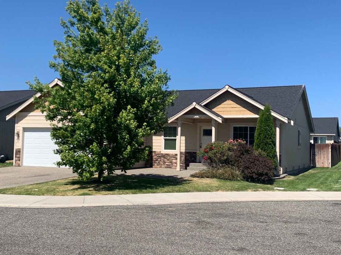 Foto principal - 4 Bedroom 2 Bathroom Rambler with Garage a...