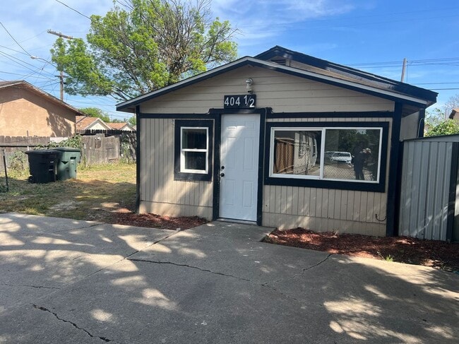 Building Photo - 404 Thrasher Ave