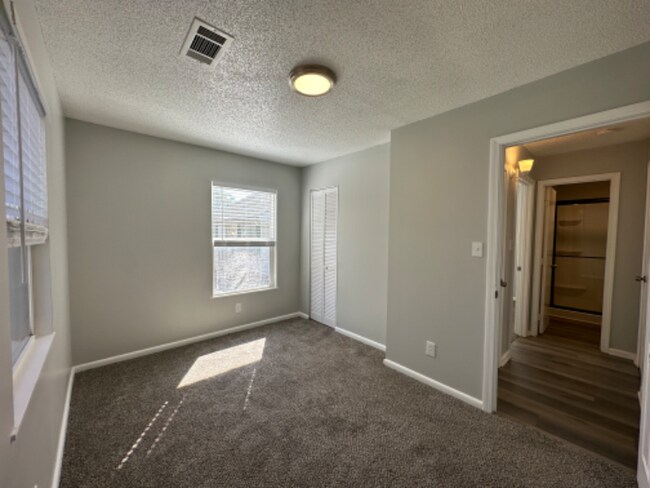 Building Photo - 4917 Vista St