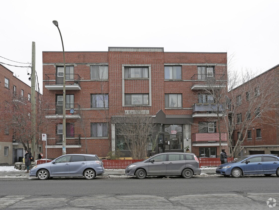 Building Photo - 4820 Ch de la Côte-Sainte-Catherine