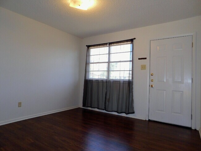 Foto del edificio - Charming 3-Bedroom Home with Spacious Layo...
