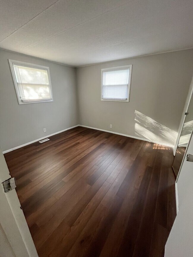 Building Photo - Coming soon available 8/18/2025 --3 bedroo...