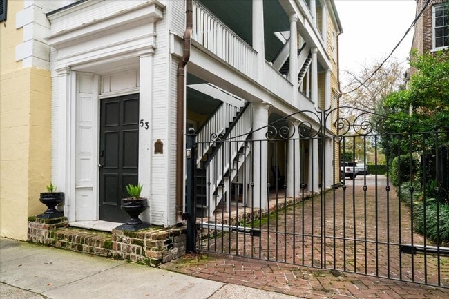 Downtown Cottage- Fully Furnished - Downtown Cottage- Fully Furnished House