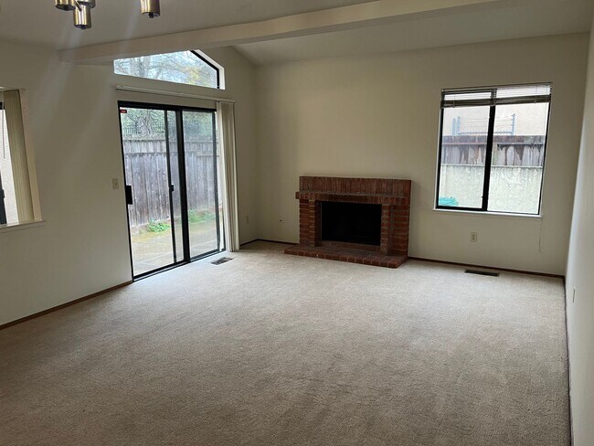 Foto del edificio - 3 Bedroom Hercules Townhouse Near Ohlone Park