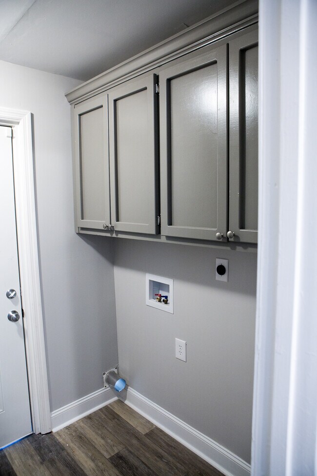 Foto del edificio - 3006 Hillsboro Rd SW
