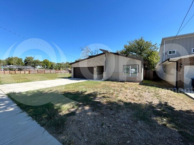 Building Photo - 2401 Dillard St