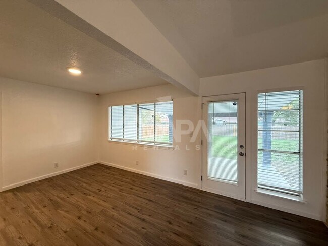 Building Photo - 307 Castle Ct