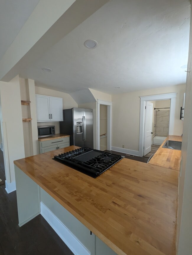 Kitchen - 2214 Hamilton Rd