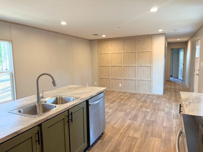 Building Photo - 77 Edinburgh Dr SW