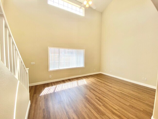 Building Photo - 2 BEDROOM TOWNHOME WITH 1 CAR GARAGE!