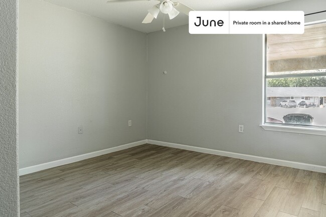 Foto del edificio - Private bedroom in 3 bed/2 bath Home
