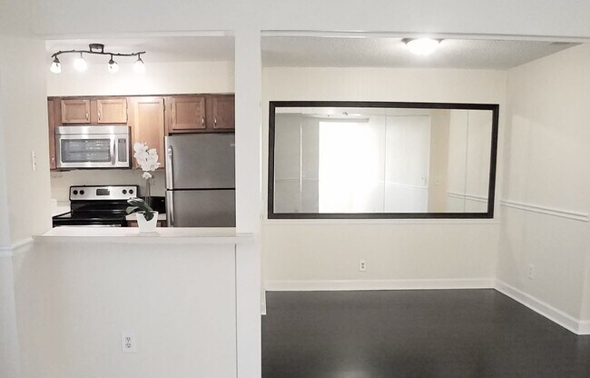 Building Photo - Beautiful 1/1 wood floor condo for rent in...