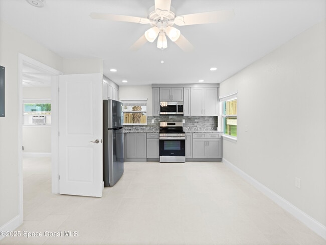 Foto del edificio - 101 Deland Ave